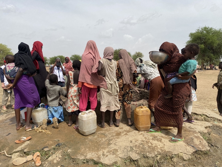 Des réfugiés en provenance du Soudan, lors d'une distribution d'eau. Tchad. 2023.
 © MSF