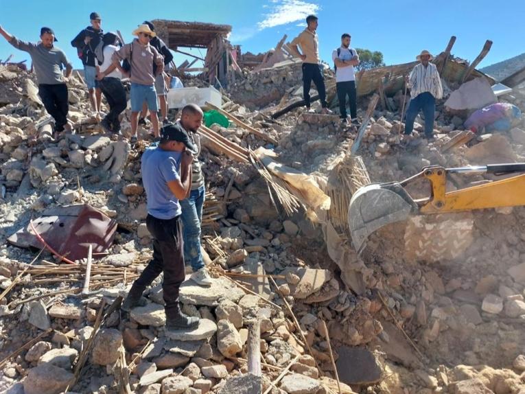 Des hommes déblaient les décombres dans la ville d'Amizmiz, près de l'épicentre du séisme qui a frappé le centre du Maroc vendredi 8 septembre 2023.&nbsp;
 © John Johnson/MSF