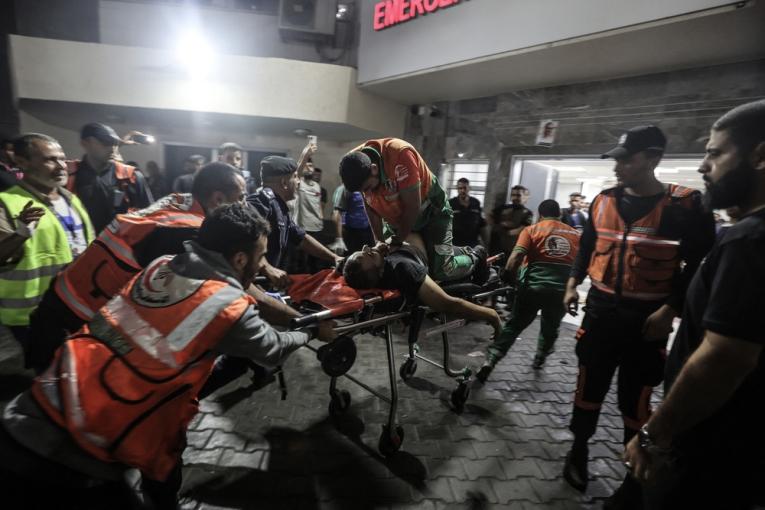 Un membre du personnel soignant de l'hôpital Al-Shifa effectue un massage cardiaque sur un membre de la protection civile. Lundi 16 octobre 2023. Gaza.
 © Ali Jadallah/ANADOLU/Anadolu via AFP