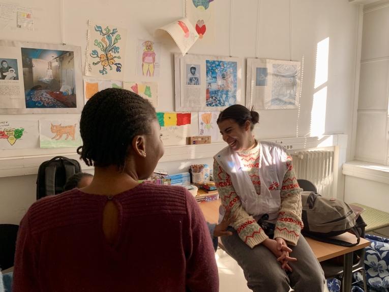 Deux jeunes filles mineures non accompagnées échangent avec une membre de MSF, dans la salle de repos du centre de MSF à Pantin.
 © Méryl Sotty/MSF