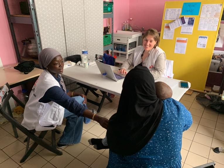 Une femme exilée et son enfant en consultation avec une infirmière MSF et une médiatrice culturelle MSF, à l'accueil de jour du Secours Catholique à Calais. France. Juin 2025.
© Méryl Sotty / MSF