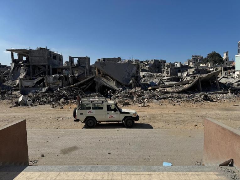 Un véhicule de MSF est stationné devant l'hôpital Al Rantisi à Gaza, au milieu des décombres et des destructions qui caractérisent la zone. La photographie, prise depuis l'entrée de l'hôpital, donne sur la rue. Gaza, octobre 2025

&nbsp;
 © MSF