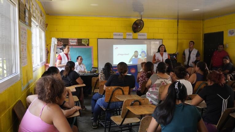 Une équipe interdisciplinaire de MSF organise des brigades mobiles au cours desquelles elle va à la rencontre des parents dans les établissements scolaires afin de les sensibiliser aux questions de santé sexuelle et reproductive chez les adolescents.
 © MSF