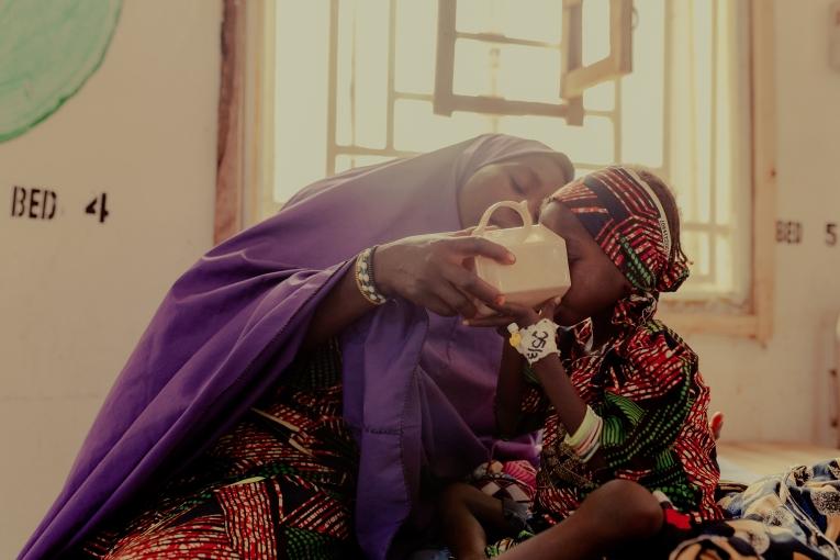 Nebila Rabiu, âgée de deux ans, est nourrie avec du lait thérapeutique par sa mère, Salatu Rabiu. Hôpital général de Shinkafi, Zamfara, Nigeria. 27 mars 2026.
 © Nnoli Amarachi
