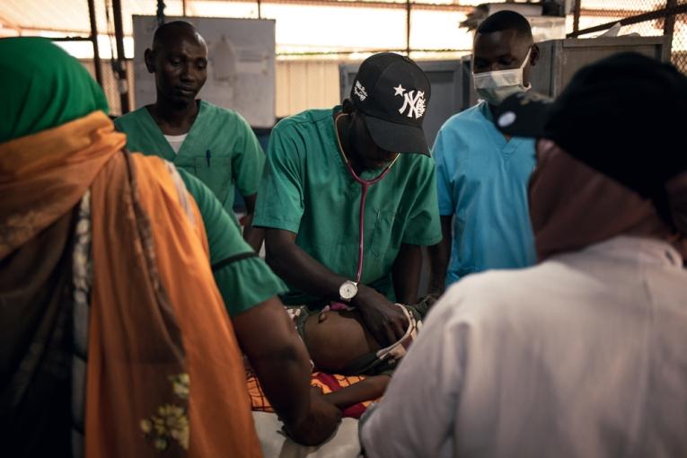 Le Dr Ali Adoum et son équipe examinent un enfant dans le service d'admission de l'unité pédiatrique gérée par Médecins Sans Frontières au centre de santé à Adré, dans l'Est du Tchad.
 © Alexis Huguet / MSF