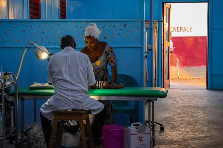 Un enfant se fait ausculter au service pédiatrique de Carnot.
 © Lucie Ringué/MSF