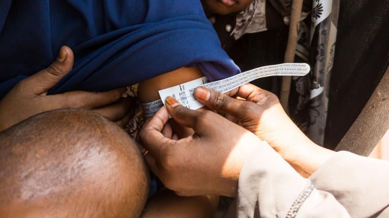 Un agent de santé mesure le périmètre brachial d'une femme à Baidoa, en Somalie.&nbsp;
 © Yahya Mohammed/MSF