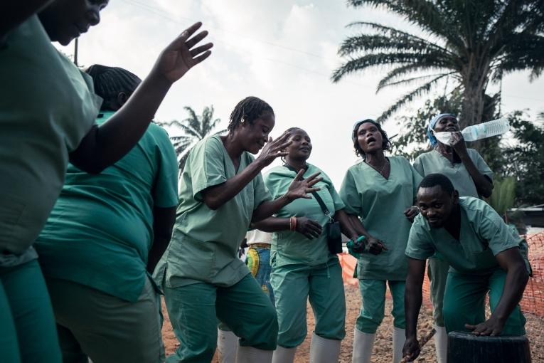 République démocratique du Congo (RDC)&nbsp;- Les hygiénistes de l'hôpital général de Mongbwalu chantent et dansent pour célébrer la sortie de trois patients qui se sont rétablis d'Ebola.&nbsp;
 © Alexis Huguet/MSF - 2026 