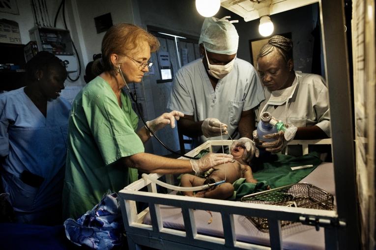 Le personnel de MSF fournit des soins aux femmes présentant des complications pendant la grossesse au Centre de référence de Gondama, en Sierra Leone (octobre 2012).
 © Lynsey Addario/VII