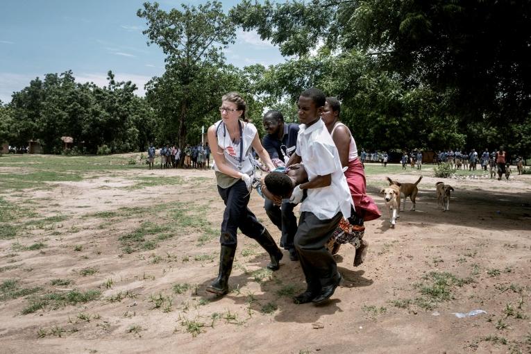 Évacuation par hélicoptère d'une femme enceinte de 9 mois souffrant de complications. Malawi. 2015.
© Luca Sola