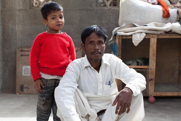 Noor Alam, ici avec son fils, est le premier patient à avoir été guéri de l'hépatite C à la clinique MSF de Machar Colony, au&nbsp;Pakistan. Février 2016.
 © Sa'adia Khan/MSF