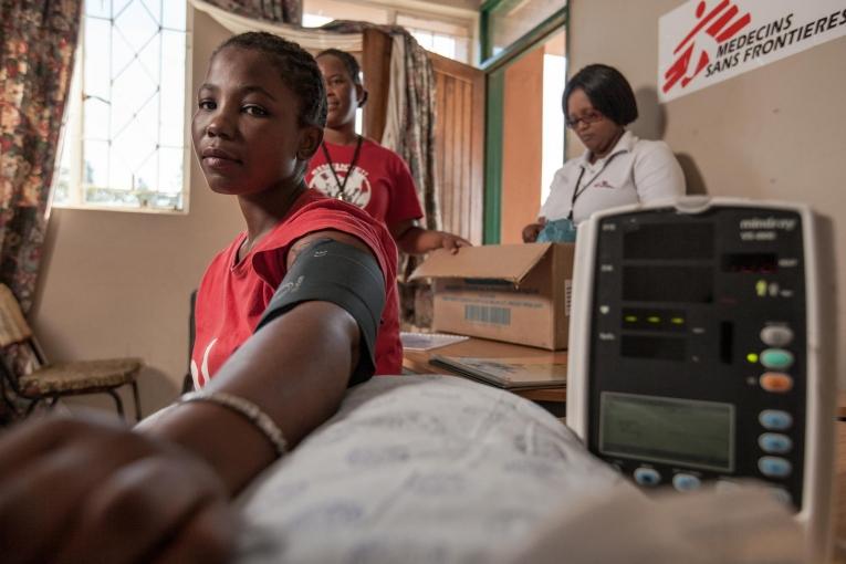 Examen de pression artérielle d’une jeune mère séropositive lors d’une réunion du club d’observance des traitements d’Eshowe, dans le KwaZulu-Natal.
 © Greg Lomas /MSF