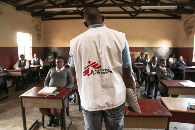 Des lycéens écoutent attentivement un discours sur la santé, Hhashi, zone rurale du KwaZulu-Natal, province fortement touchée par le VIH.
© Greg Lomas /MSF