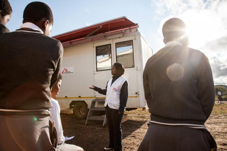 Des lycéens font la queue devant le stand mobile 1-Stop d’information et de dépistage de MSF, Hhashi, zone rurale du KwaZulu-Natal.
 © Greg Lomas /MSF