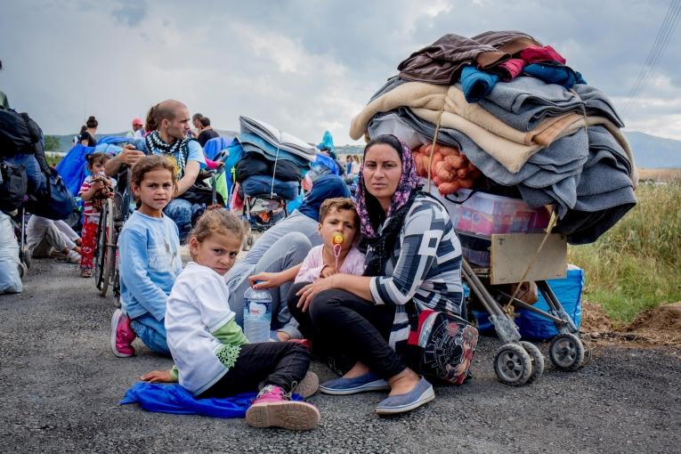 En 2016, MSF a dispensé plus de 12 000 consultations aux réfugiés arrivés en Grèce, distribué plus de 25 000 repas et prodigué les premiers soins à plus de 7400 personnes arrivant sur les îles de Samos et d'Agathonisi.

Camp de réfugiés de Katsikas, Grèce, en juillet 2016.
 © Bruno Fert