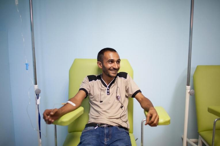 Goderdzi Rajabishvili, patient ambulatoire du centre national de traitement de la tuberculose et des maladies pulmonaires de la capitale géorgienne, Tbilissi, effectue sa perfusion biquotidienne d’imipénème, antibiotique utilisé pour soigner la tuberculose multirésistante.
© Daro Sulakauri/MSF