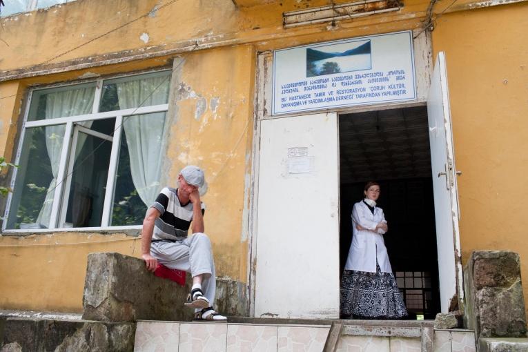 Teimuraz Ajiba est un patient du centre régional de traitement des pathologies infectieuses, du SIDA et de la tuberculose de Batoumi, ville balnéaire de la mer Noire.
 © Daro Sulakauri/MSF