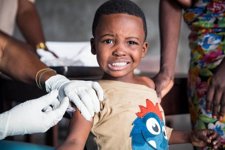 Un enfant est vacciné contre la fièvre jaune à Kinshasa.République démocratique du Congo. République démocratique du Congo. 2016.