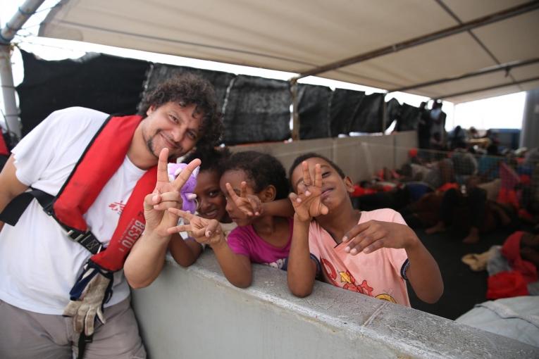 Les enfants d’Abu Omar avec le médiateur culturel MSF.
 © Mohammad Ghannam/MSF