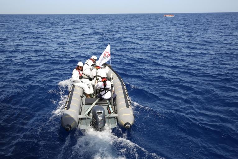 Un semi-rigide rejoint un bateau de migrants en détresse.
 © Mohammad Ghannam/MSF