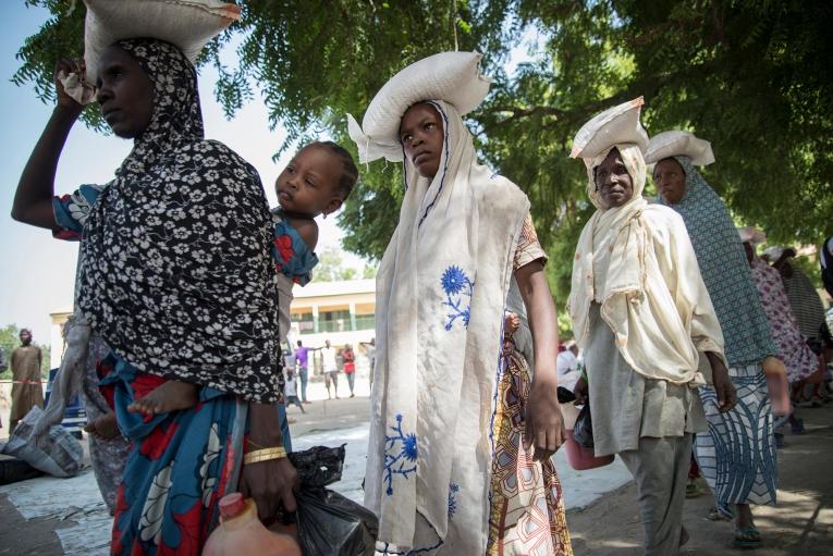 Une distribution de nourriture organisée par MSF pour les déplacés, à Maïduguri, dans le nord-ouest du Nigeria, en novembre 2016.
 © Aurelie Baumel/MSF