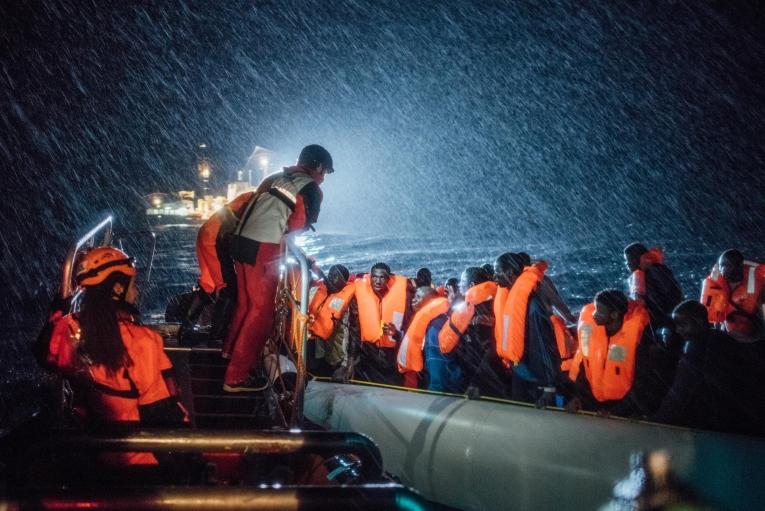 Opération de recherche et de sauvetage en mer Méditerranée. Les équipes de Médecins Sans Frontières et de SOS MEDITERRANEE interviennent dans des conditions difficiles pour porter assistance à une embarcation en détresse, remplie de personnes en provenance de Libye. Décembre 2016. Mer Méditerranée.