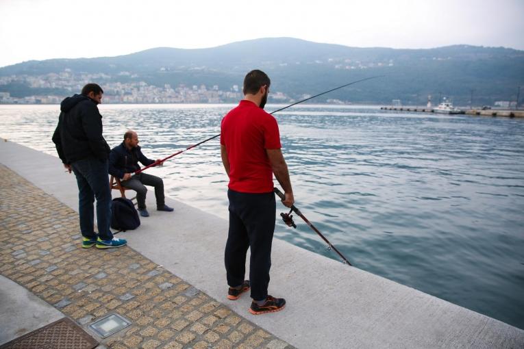 Guhdar Ibrahim passe ses journées à pêcher sur le port de Samos pour que sa famille ait un repas décent.
 © Mohammad Ghannam/MSF