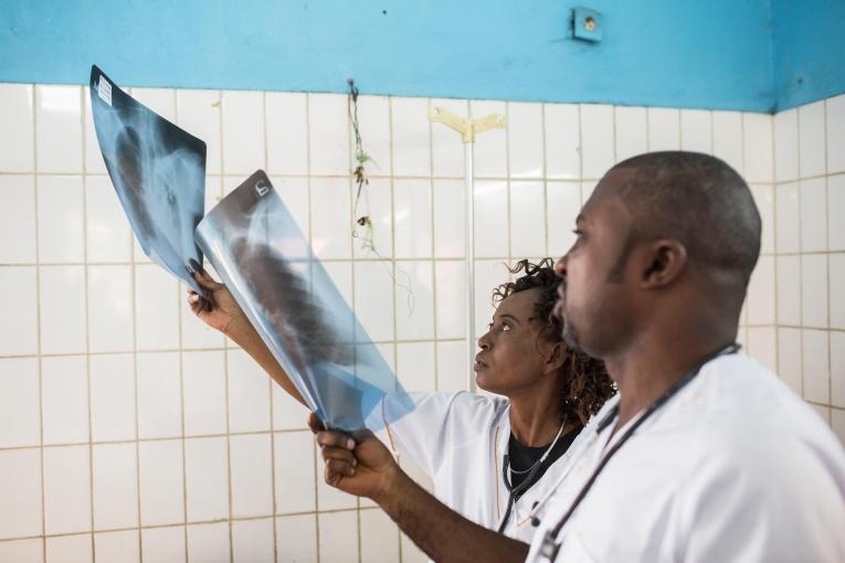 Le Dr Pulcherie et le Dr Zola vérifient des radiographies&nbsp;au Centre Hospitalier Roi Baudouin à Masina, Kinshasa,&nbsp;République démocratique du Congo. Juin 2017.
 © Kris Pannecoucke