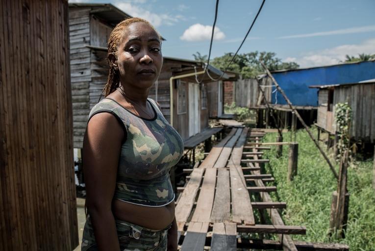 Gisela, dans le bidonville de Buenaventura en Colombie. Elle vivait précédemment dans le département de Choco qu'elle a fui après qu'elle et son fils ont été brutalement violés dans leur maison. Peu après l'agression, elle a découvert que son agresseur lui avait transmis le VIH. Médecins Sans Frontières offre une prise en charge aux victimes de violences sexuelles dans des aires urbaines soumises à la violence comme Buenaventura ou Tumaco. Colombie. 2016.