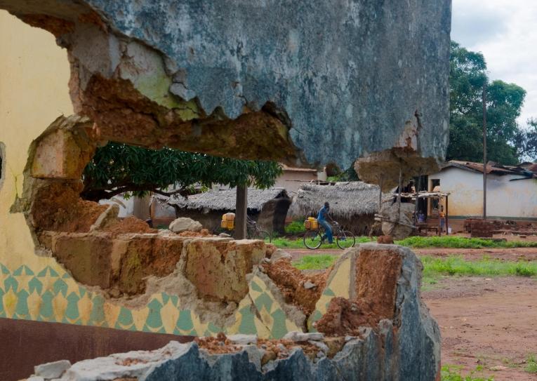 Bangassou, vue sur la rue à travers le mur détruit de la mosquée.
 © Natacha Buhler/MSF