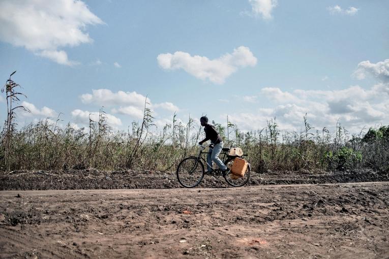 Alfred Nema, 18 ans, du village de Ntweya. Grâce au protocole médical et malgré&nbsp;sa maladie, il peut étudier et travailler.
 © Luca Sola