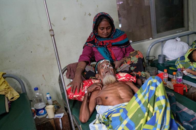 Une femme veille sur un parent malade dans la structure de santé de MSF, camp de réfugiés de Kutupalong, Cox Bazar
 © Antonio Faccilongo