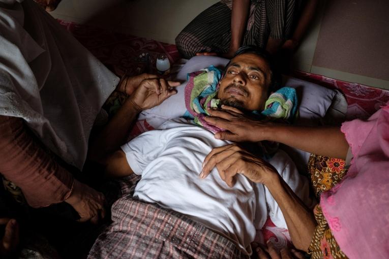 Homme rohingya hébergé dans une famille bangladaise locale
 © Antonio Faccilongo