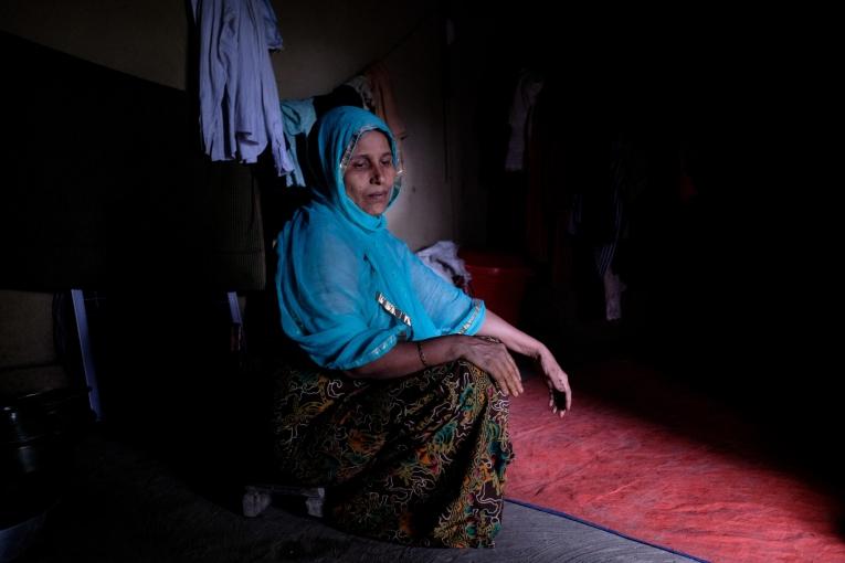 Femme rohingya hébergée par une famille bangladaise locale
 © Antonio Faccilongo