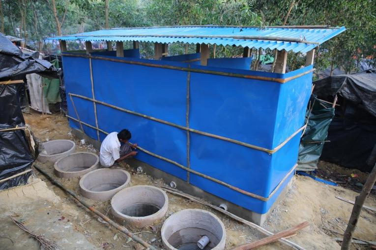 Les déjections des latrines s'infiltrent dans les fissures du ciment.
 © Mohammad Ghannam/MSF