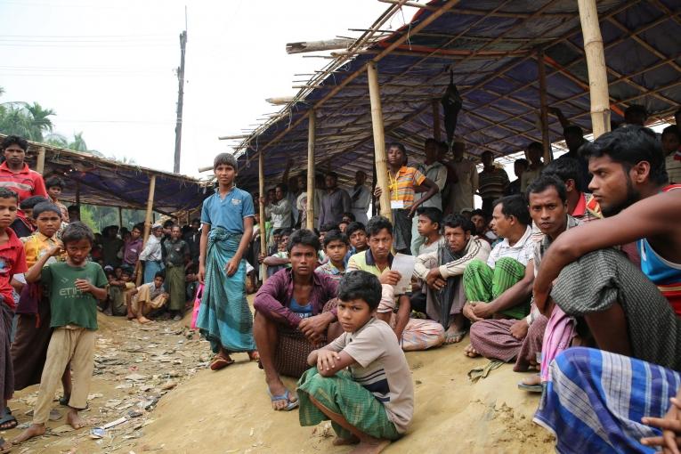 Des réfugiés Rohingya attendent la distribution alimentaire.
 © Mohammad Ghannam/MSF