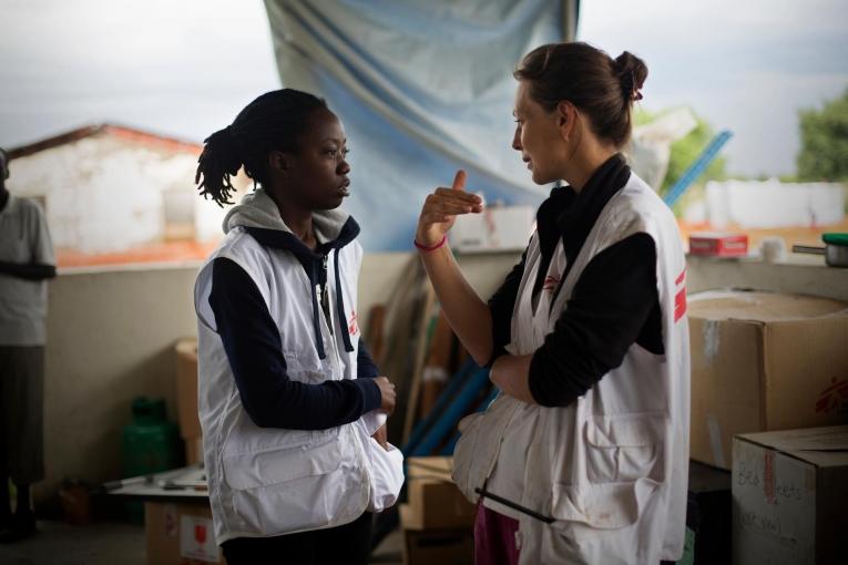 Une coordinatrice de terrain MSF en conversation avec un membre des équipes de l'association dans une clinique de Gumruk, dans l'État de Jonglei. Soudan du Sud. 2013.
 © Camille Lepage/Hans Lucas