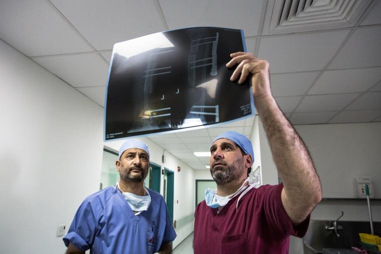 Un chirurgien orthopédiste consulte une radio à l'hôpital MSF d'Amman. Jordanie. 2016.
© Chris Huby/LE PICTORIUM