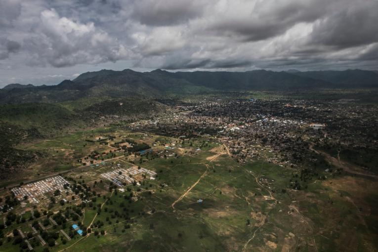 Une vue aérienne de la ville de Gwoza dans l'État de Borno. L'insécurité dans le nord-est du Nigeria, avec notamment la présence de membres du groupe Boko Haram actifs dans la région et l'armée qui contrôle de nombreuses aires urbaines, conduisent à rendre l'accès de l'aide humanitaire aux populations très difficile. Nigeria. 2017.