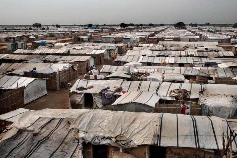 Le camp de protection des civils de Bentiu en septembre 2017. Environ 115&nbsp;000&nbsp;personnes déplacées par la guerre vivent désormais sur ce site.
 © Peter Bauza