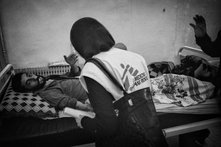 Firas est retourné à Rakka après les combats. Les routes principales étaient bloquées donc il a pris une ruelle et marché sur une mine.
© Eddy Van Wessel