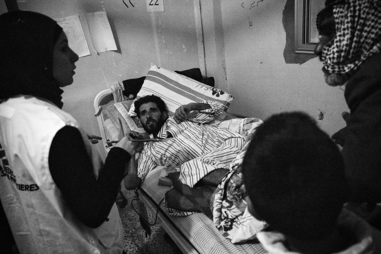 Un membre du personnel MSF parle avec un patient et ses proches à l’hôpital de Tal-Abyad.
 © Eddy Van Wessel