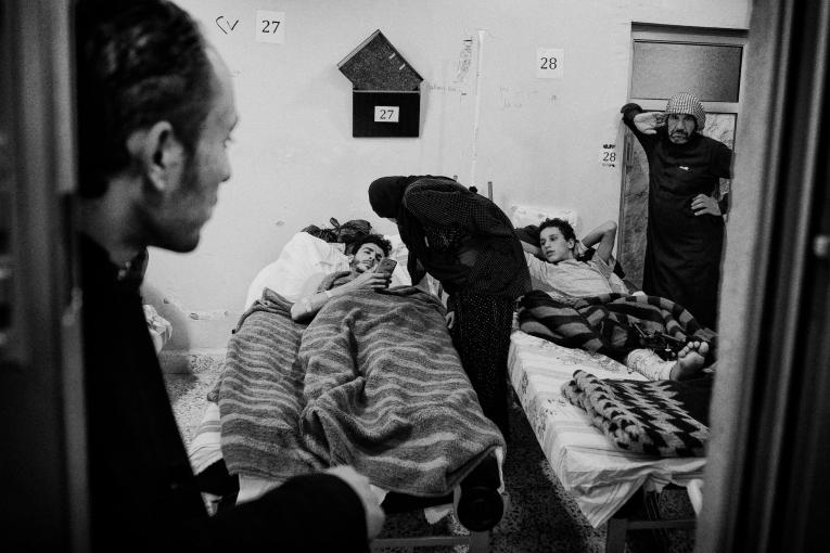 Des patients de l’hôpital de Tal-Abyad avec les membres de leur famille.
 © Eddy Van Wessel