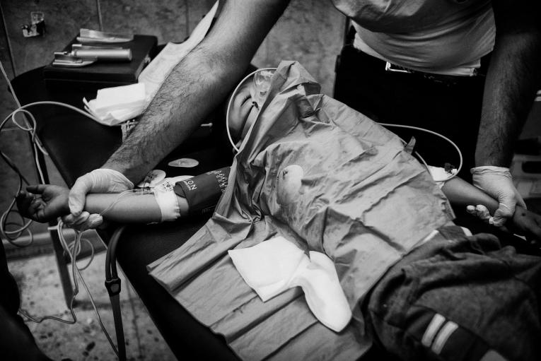 Un petit garçon a été touché par une balle perdue alors qu’il était chez lui. Les équipes médicales de MSF à l’hôpital de Tal-Abyad tentent de lui sauver la vie.
 © Eddy Van Wessel