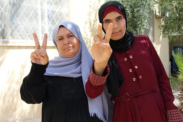 Sana a 30 ans. Elle a été blessée par balle aux deux jambes et elle est prise en charge à la clinique MSF de Khan Younis.
© Laurie Bonnaud/MSF