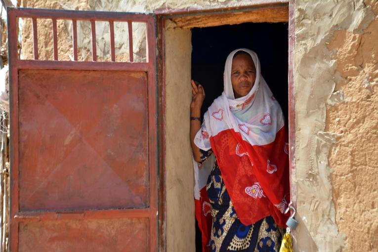 Kaima est responsable d'un lieu d'écoute. Elle a été choisie par la communauté, ce qui pose les bases d'une relation de confiance avec les femmes du village. Kaima réfère à Médecins Sans Frontières les cas qui nécessitent une assistance médicale.
© Elise Mertens/MSF