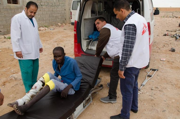 L’équipe médicale MSF réfère un patient depuis Bani Walid vers une structure de soins secondaires. Il souffre d’une fracture ouverte et infectée du tibia. La très grande majorité des patients pris en charge à Bani Walid ont réchappé de prisons clandestines présentes dans la région.
 © Christophe Biteau/MSF