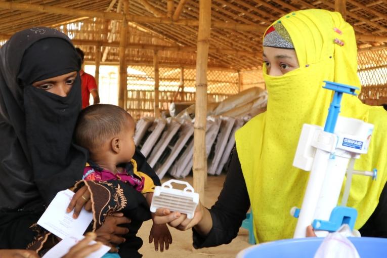 Une formatrice locale explique à une ancienne patiente MSF comment utiliser et entretenir un filtre à eau. Ces filtres sont distribués gratuitement par MSF dans le camp de&nbsp;Kutupalong-Balukhali.
 © MSF