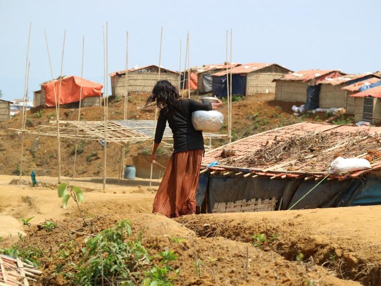 Une jeune fille se dirige vers une pompe à eau dans le camp de Kutupalong-Balukhali.
 © MSF