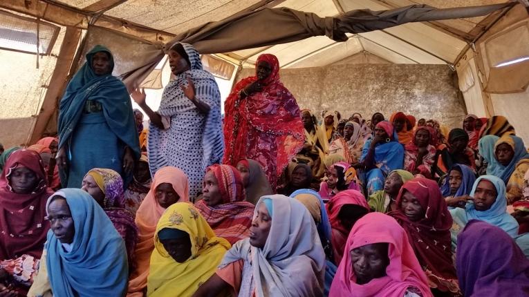 Des accoucheuses traditionnelles discutent avec des médecins MSF. Ces personnes de confiance sont généralement présentes lors des naissances à domicile. En créant un dialogue, Médecins Sans Frontières s'assure qu'elles réfèrent à l'association les femmes dont elles s'occupent, avant et après l'accouchement, pour des consultations et pour éviter les risques de complications.&nbsp;
 © MSF